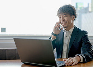 電話している人物