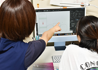 修正を指示する人